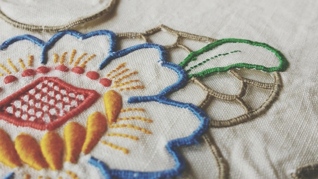 Ręcznie haftowany wzór na materiale